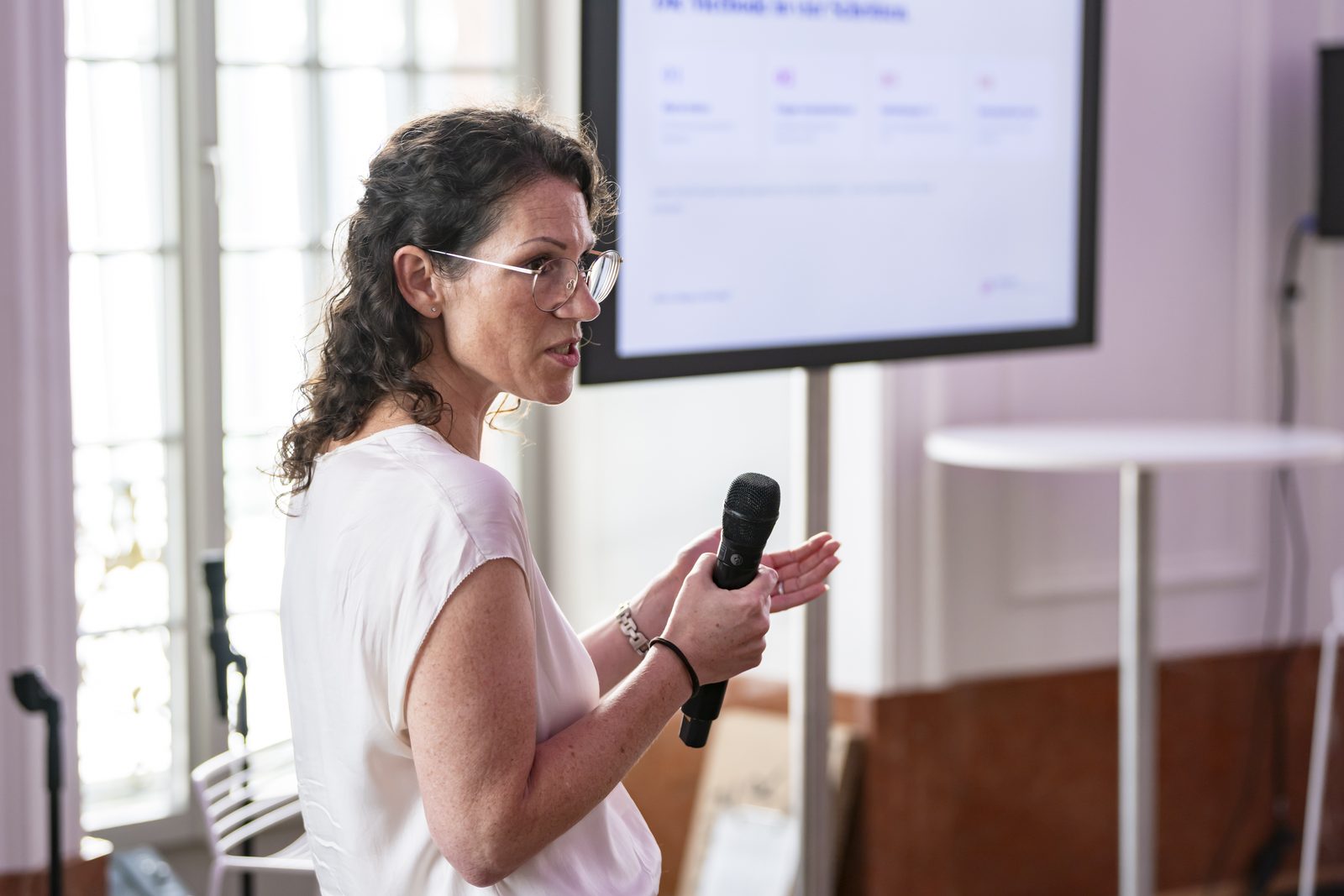 Katrin Michl im Profil vor der Präsentations-Leinwand